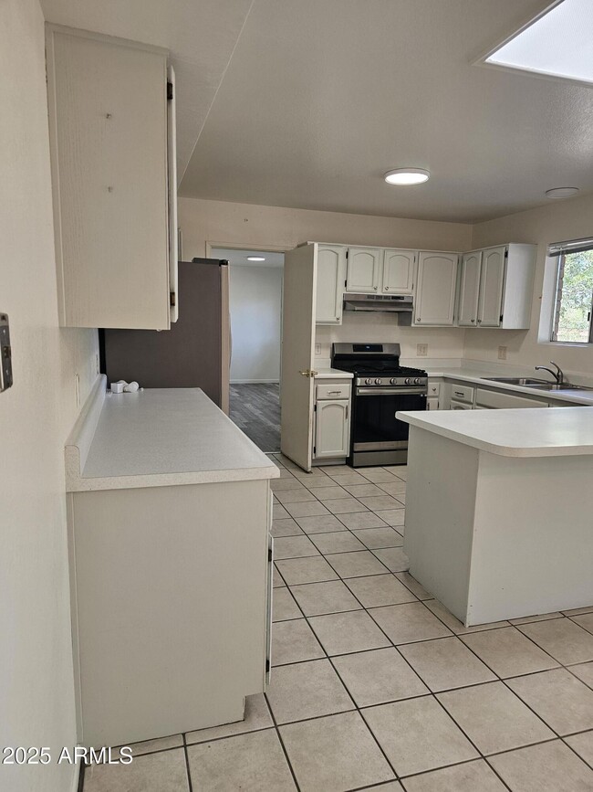 Building Photo - 2131 E Foothills Dr