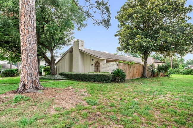 Building Photo - 2227 Parana Dr