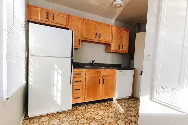 Building Photo - PRELEASING for AUGUST! Close to Campus