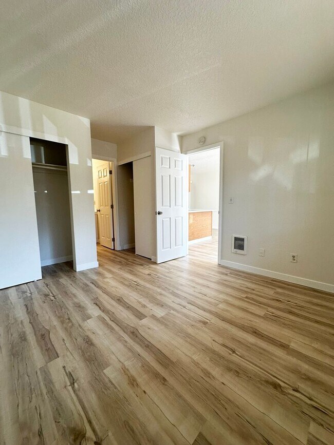 Building Photo - 4940-4950-4950 SW 45th Ave