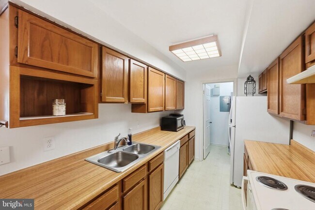 Building Photo - 6204 Redins Dr