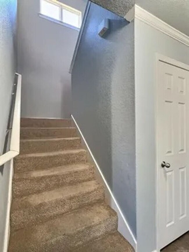 Building Photo - Great 3 Bedroom 2.5 Bathroom Cabot House