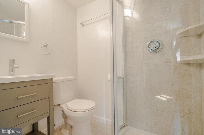 Building Photo - 728 N Wakefield St