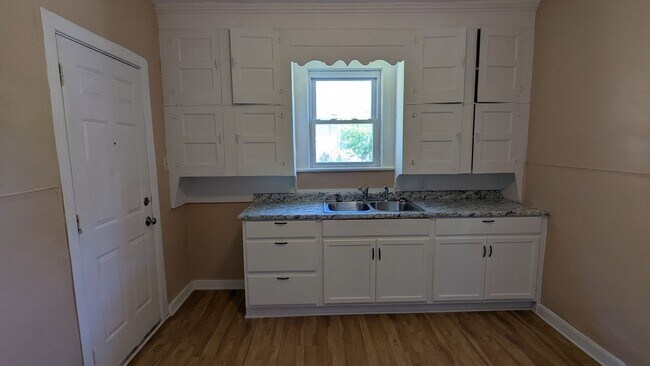 Building Photo - Spacious 4-bedroom, 1.5-bath home in Akron