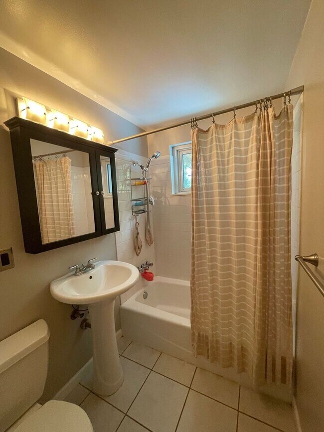 Building Photo - Reduced $2995 BOULDER HOME 5 BEDROOM, 3 FU...