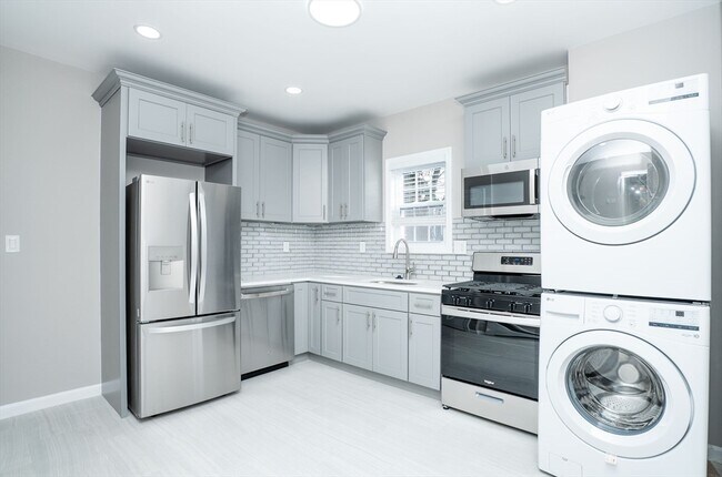 Building Photo - 15-17 Saunders St