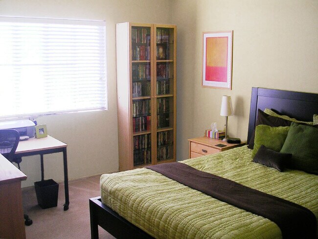 Building Photo - 1950 Camino de la Reina