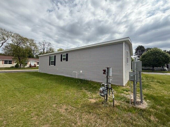 Building Photo - Spacious Pet-Friendly 3BR Home in Secure Belleville Neighborhood – Only $950/Month!