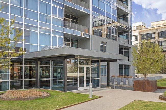 Building Photo - 345 N 6th Ave