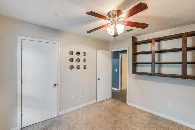 Building Photo - 201 Shadow Cove