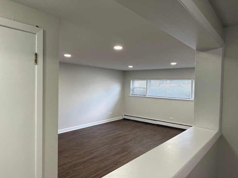 Building Photo - 9533 Schiller Blvd