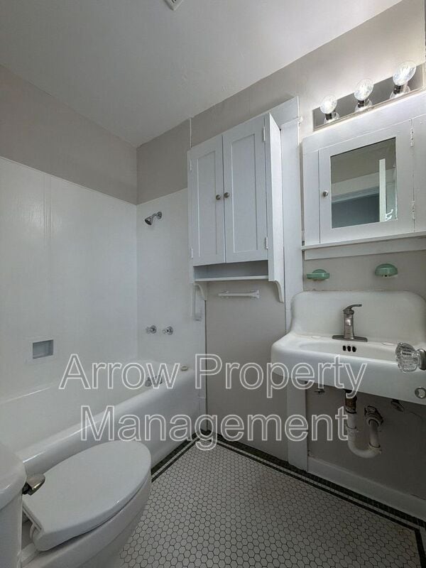 Building Photo - 2121 Washington St