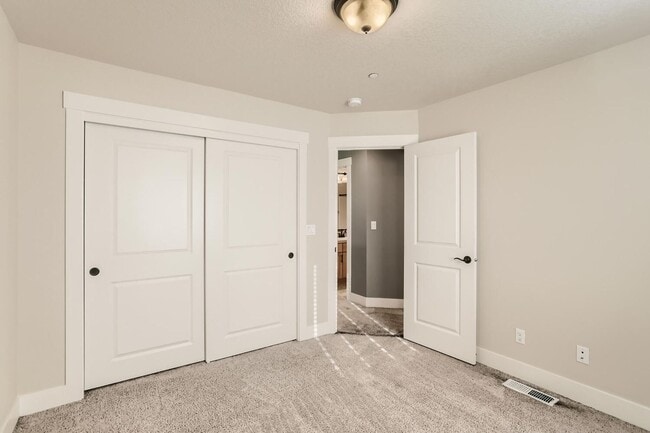 Building Photo - Elegant Orenco Home with Granite Kitchen, Fireplace & Private Greenspace