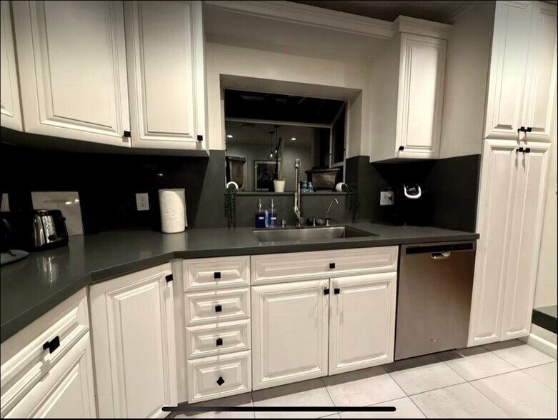 Building Photo - 404 S Beachwood Dr