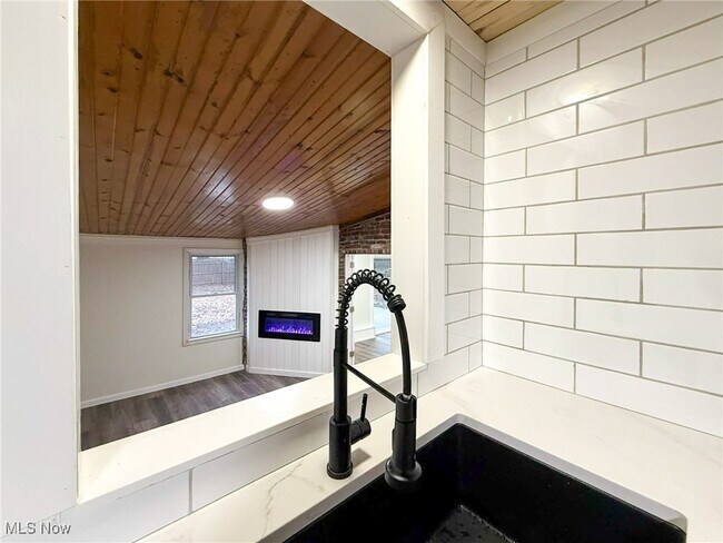 Building Photo - 11370 Parkside Ave NE