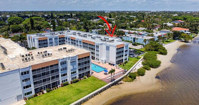 Building Photo - 1502 S Lakeside Dr