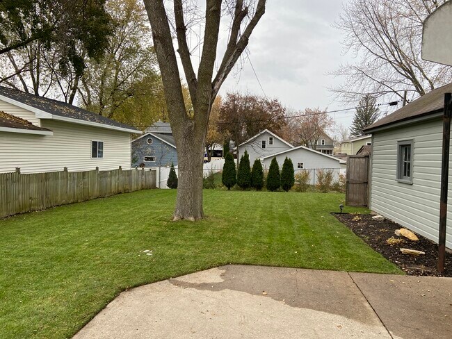 Building Photo - 717 S Fairview St