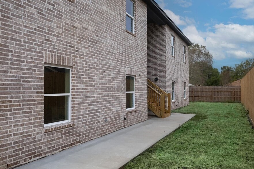 Building Photo - 170 Bailey Ave