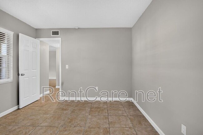 Building Photo - 53 Windtree Ln