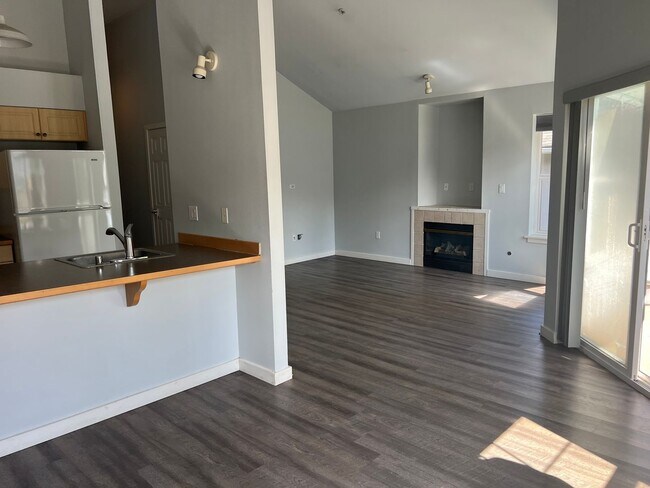 Building Photo - Vaulted Ceilings, Fireplace, LVP Flooring,...