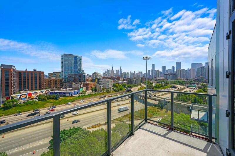 Building Photo - 672 N May St