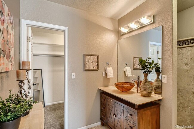 Building Photo - Fantastic 3 bed, 2.5 bath Townhome in Univ...