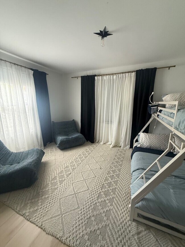 Building Photo - Gorgeous three bedroom in the heart of Par...