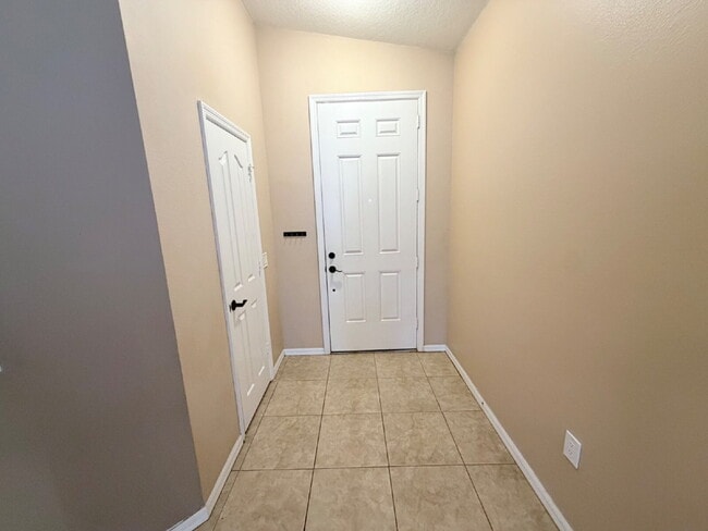 Building Photo - Spacious 3-Bedroom Home with 2 Full Baths in Charming Mulberry Home with Outdoor Kitchen!