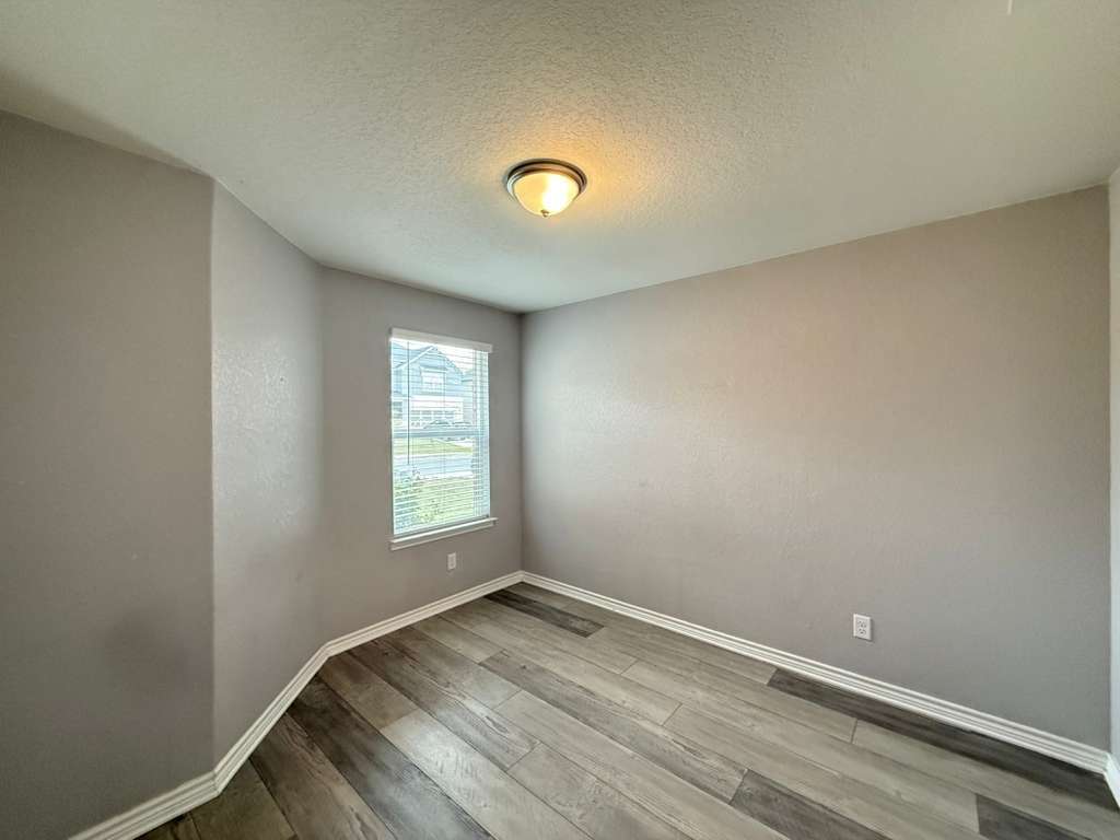 Building Photo - 323 Deer Crest Dr