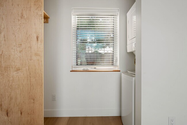 Building Photo - Morris Street Commons Modualr Living! 1/1 Community Living!