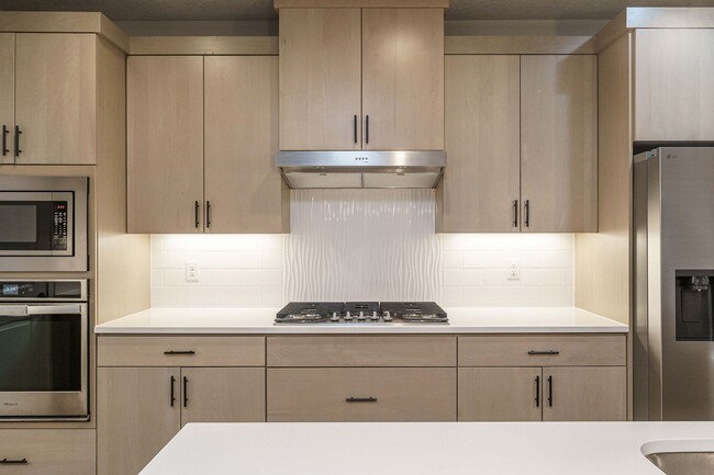 Building Photo - Spacious 4BR Modern Retreat and Luxury Liv...