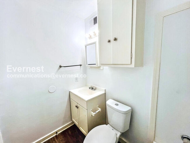 Building Photo - 1460 Woody Dr