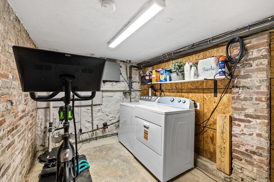 Building Photo - 39 I St