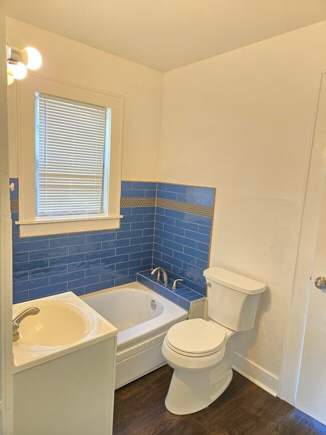 Building Photo - 1129 Walnut St