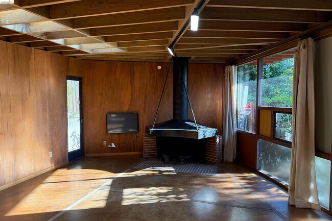 Building Photo - 25 Sunset Dr