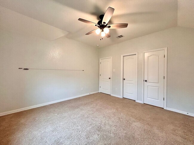 Building Photo - Bright & Beautiful 4 Bed, 3.5 Bath Home with Room for Everyone