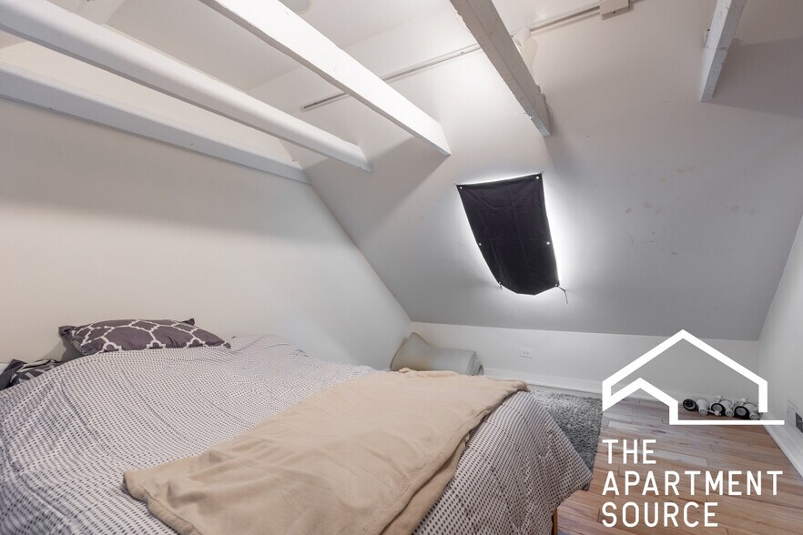 Building Photo - 1939 N Winchester Ave