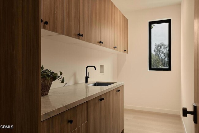 Building Photo - 11638 Kling St