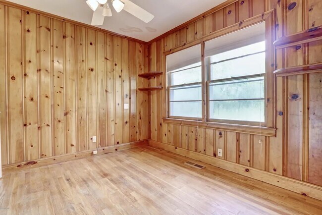 Building Photo - 211 Oak Leaf Dr