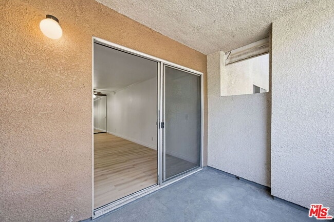 Building Photo - 5530 Owensmouth Ave