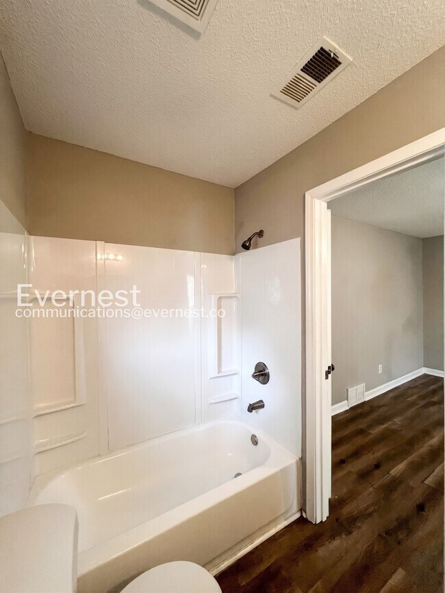 Building Photo - 3985 Fernway Dr