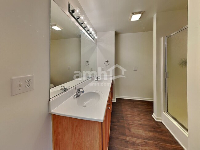 Building Photo - 606 3 Oaks Dr