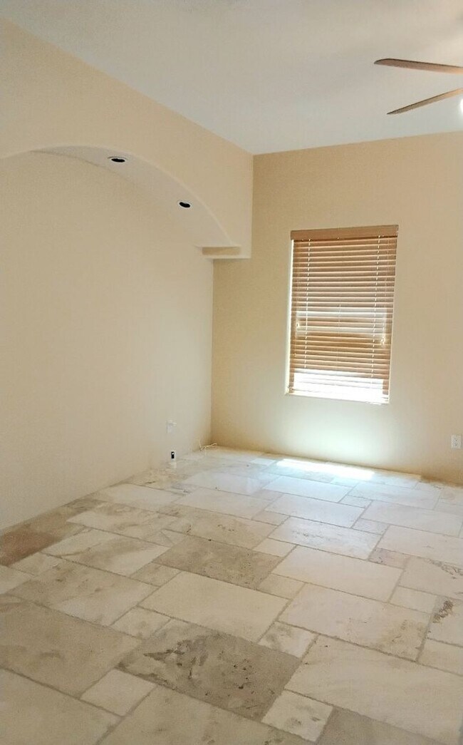 Building Photo - 4 bedroom 2.5 bath far NE Heights