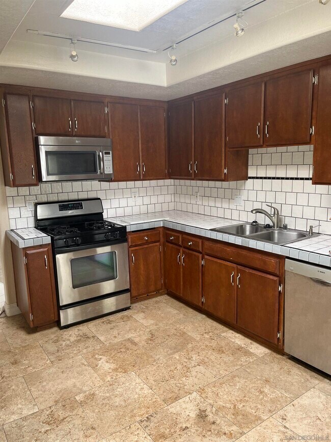 Building Photo - 2409 Levante St