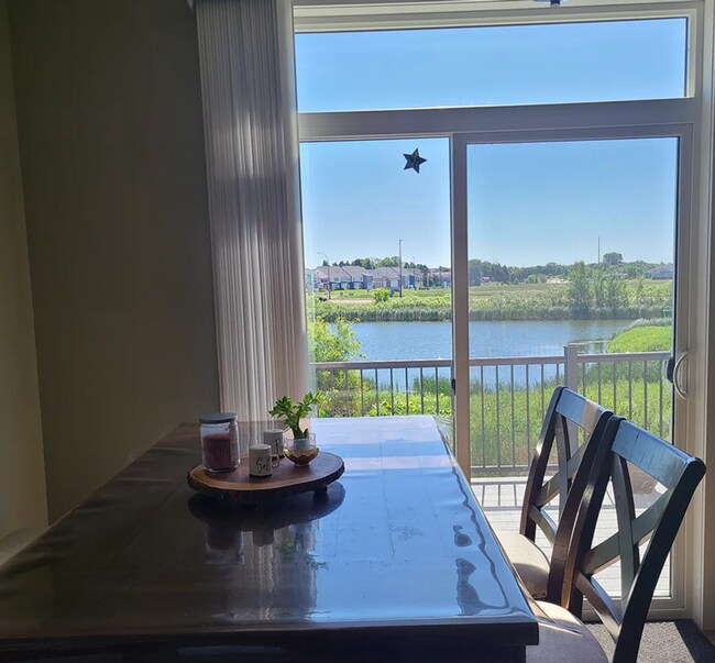 Building Photo - Beautiful 4bed 3.5bath End Unit Townhome With Walk-Out Basement!