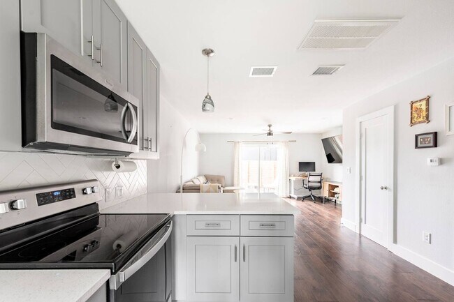 Building Photo - 3808 Southway Dr