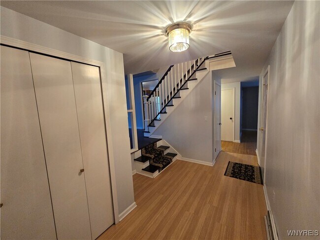 Building Photo - 161 Foxpoint W