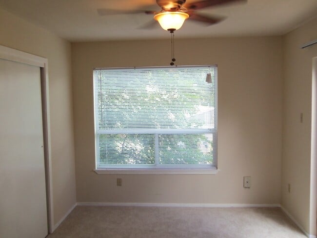 Building Photo - Cozy Condo close to downtown!!