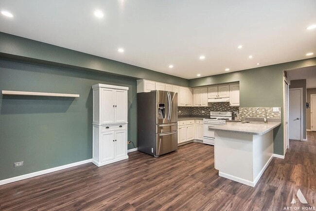 Building Photo - Beautiful Townhouse In Naperville