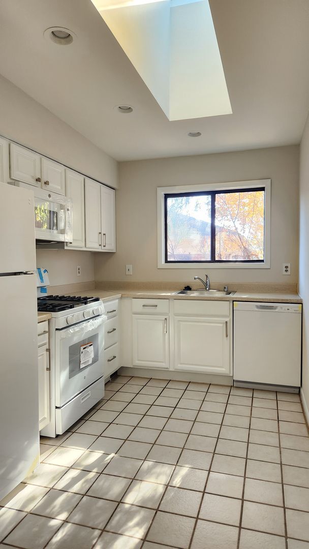 Building Photo - Affordable 2BR close to King St Metro